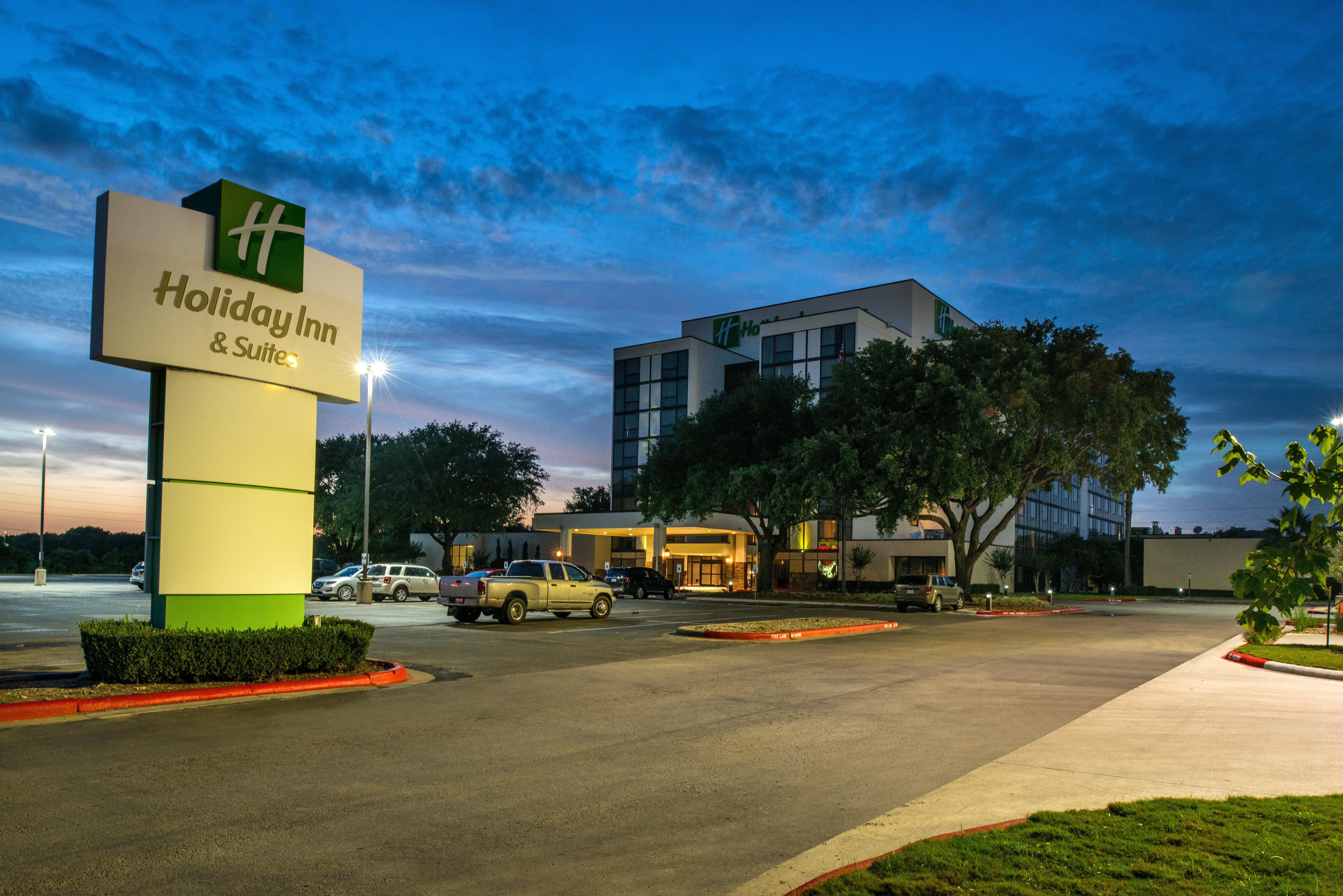 Holiday Inn Hotel And Suites Beaumont-Plaza I-10 & Walden, An Ihg Hotel Exterior photo